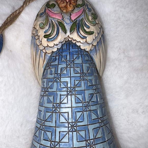 Jim Shore Heartwood Creek Angel with Holy Family Figurine in Blue and Cream - Picture 6 of 9